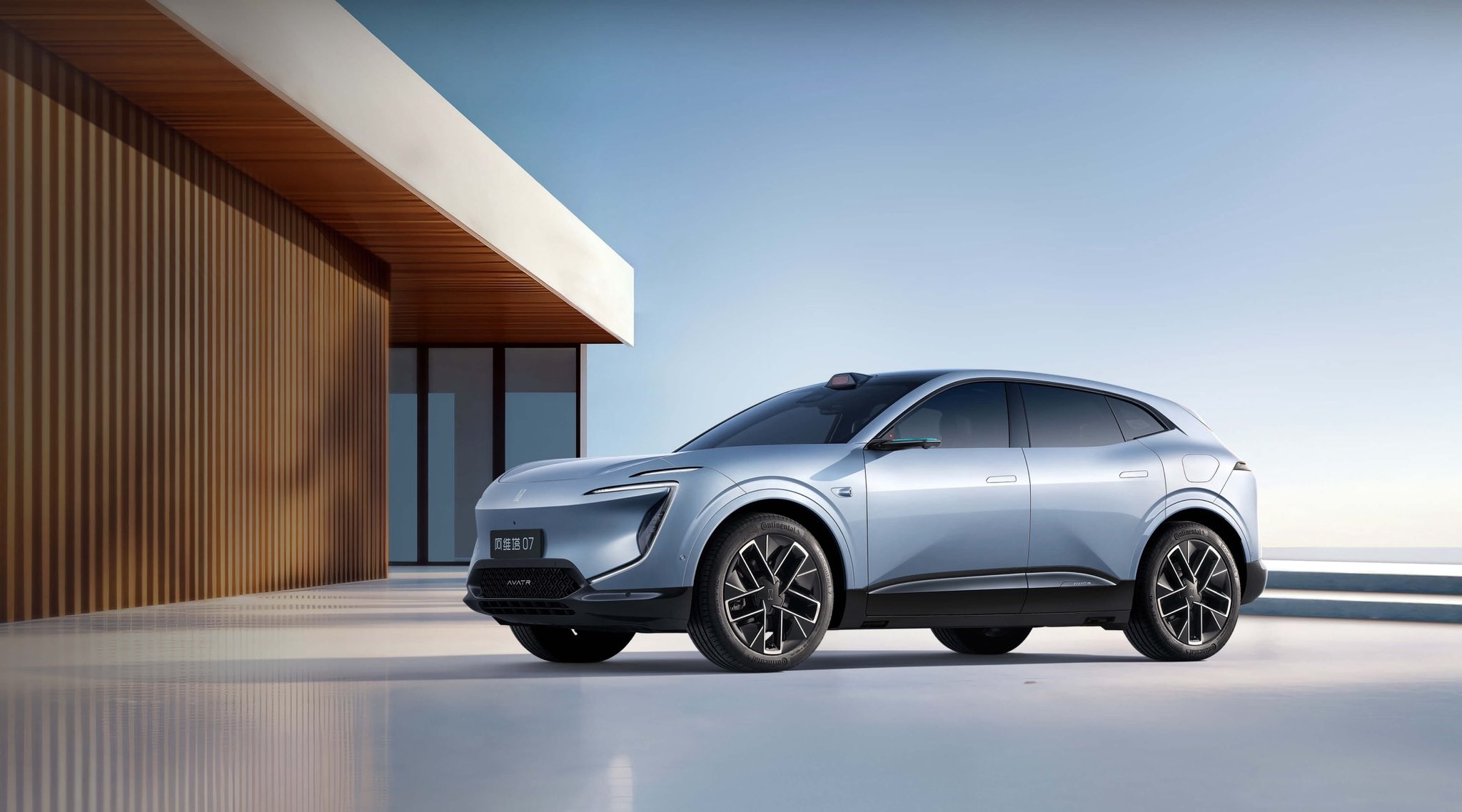 Studio photograph of a light‑blue Avatr 07 electric SUV parked on a reflective surface in front of a modern architectural backdrop